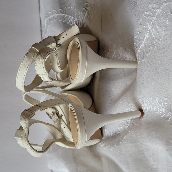 Gianni Bini Women's Off White Sandals  Size 5 M - Picture 4 of 11